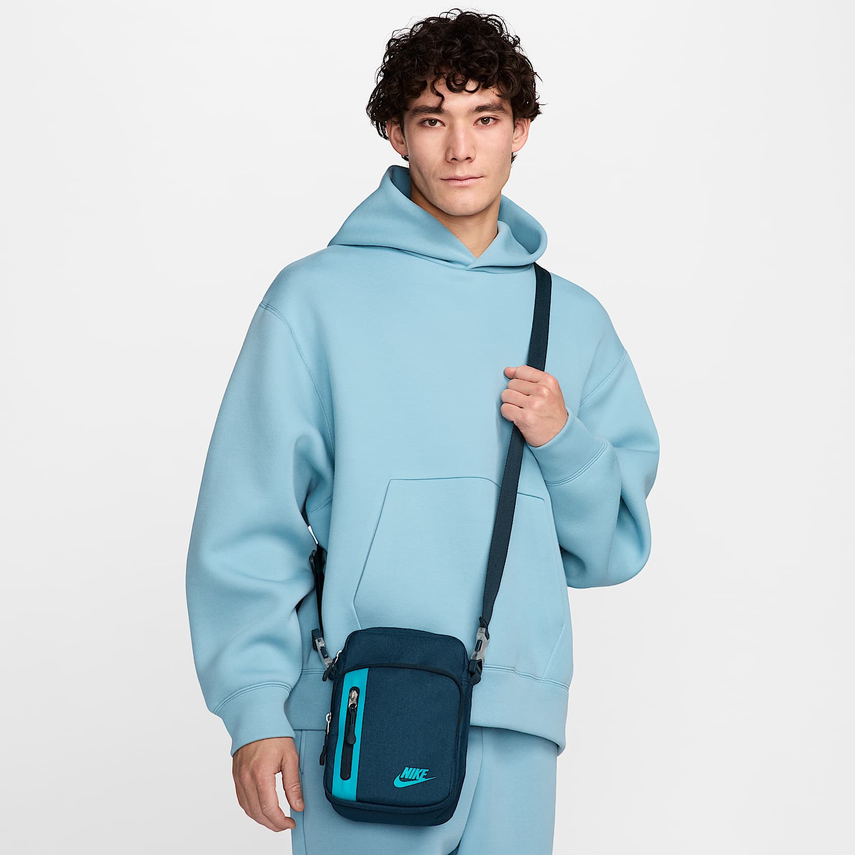 Nike Elemental Premium Crossbody Bag (4L). Nike.com